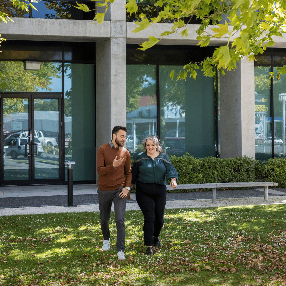 A man and woman discussing their energy transition project, developed as part of a sustainability course.