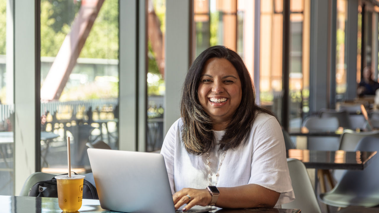 Woman on laptop learning how to Get Better at Generative AI online with Tuihono UC | UC Online and our expert, David Dempsey.