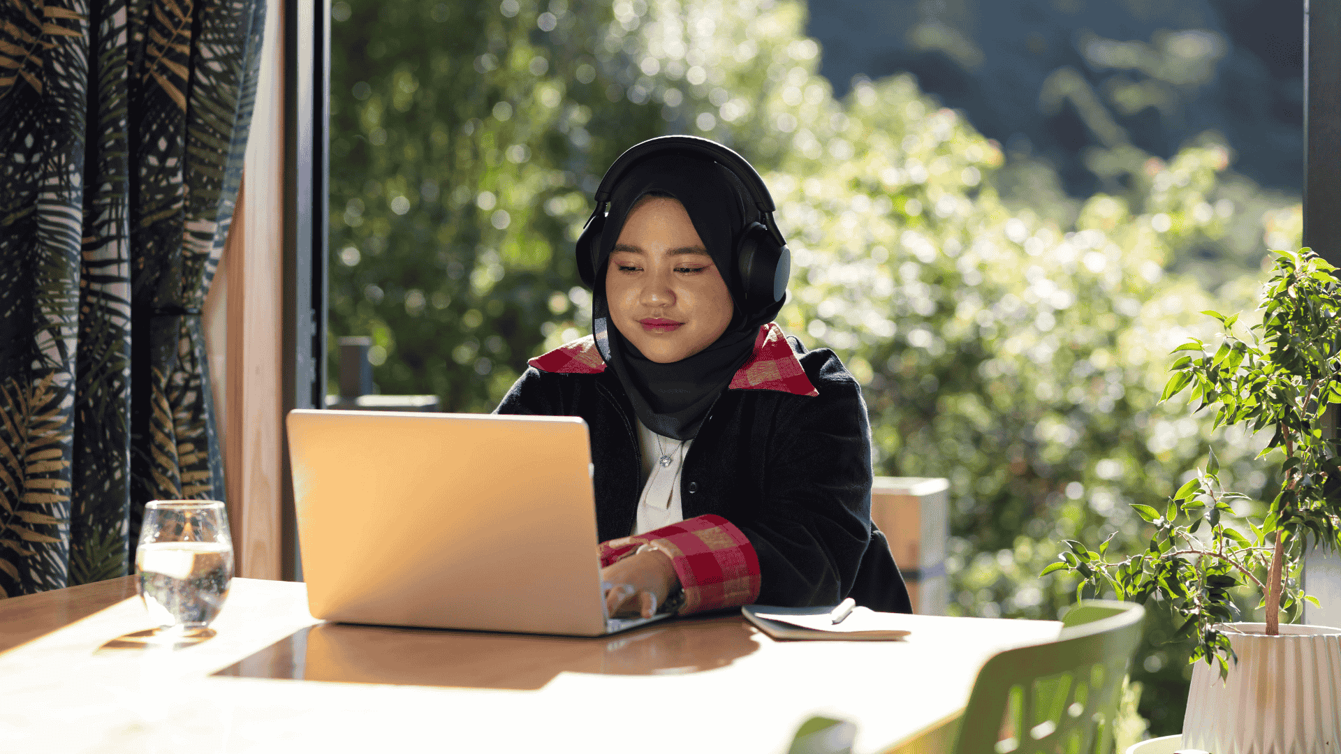 University of Canterbury student attending a live forum for her online Bachelor of Health
