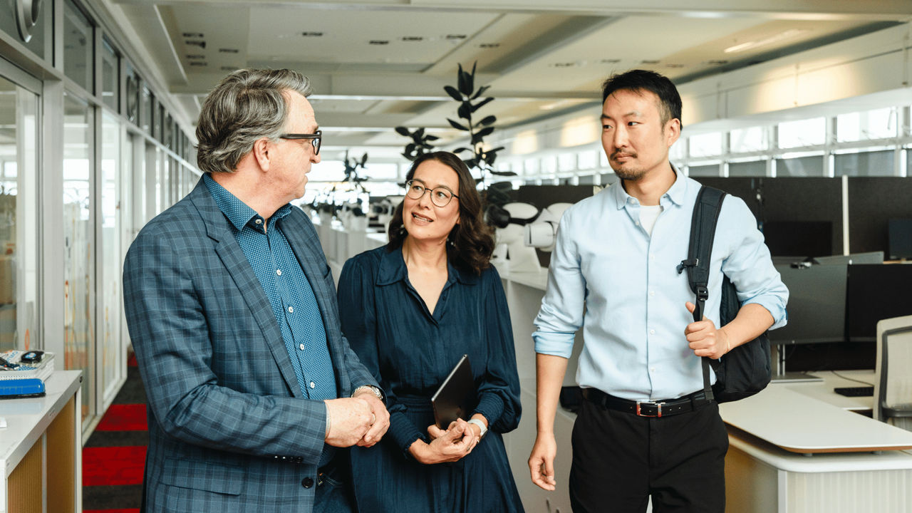 Sean Whitaker, UC Online’s Project Management Consultant, welcoming two learners to the Postgraduate Diploma in Project Management.