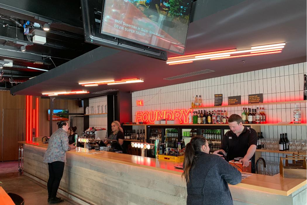 Haere-roa is a vibrant hub of student services, social spaces, bars The Foundry and Bentley’s Lounge, an outdoor amphitheatre, and performance venues.