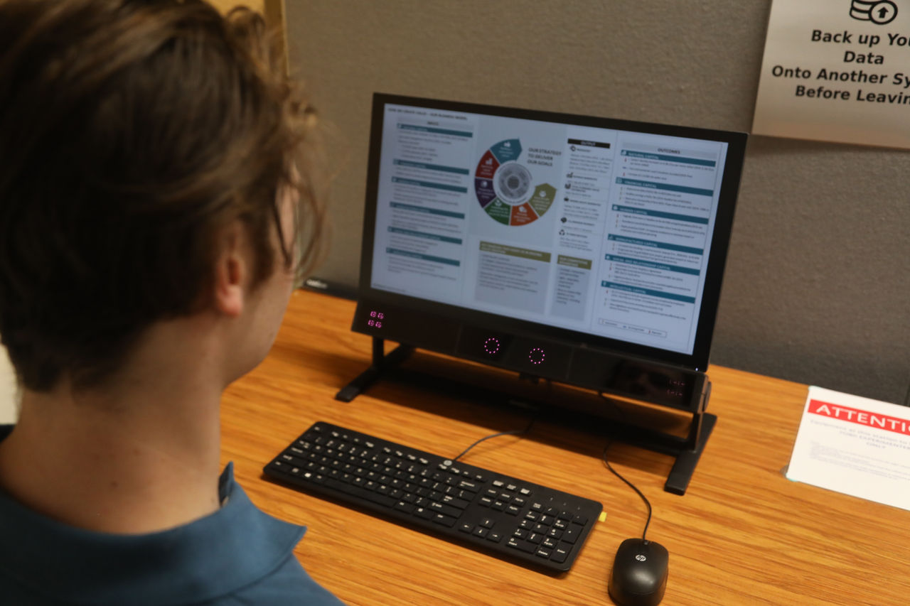 A participant in the lab is using eye-tracking technology to read an excerpt of an integrated report.